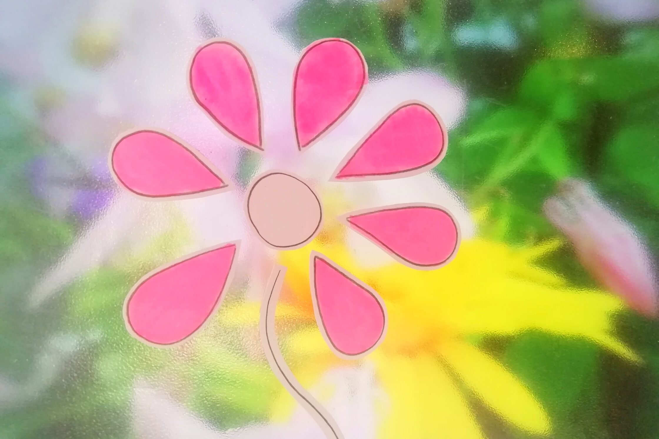 Bilde av tegnet blomst i fine farger. Rosa, grønt og gult.
