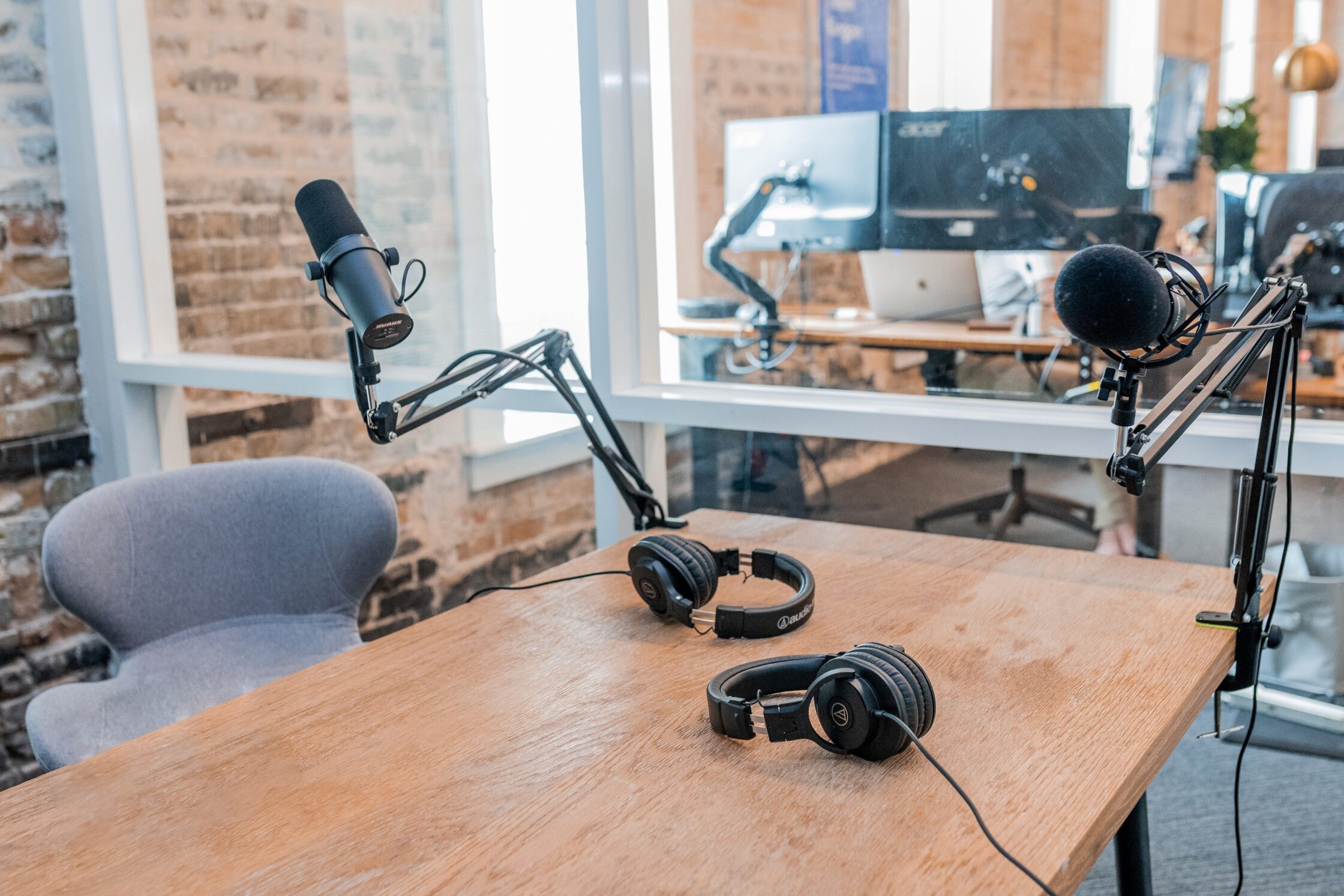 bord med stoler rundt og podcast utstyr og mikrofon